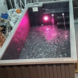 Piscina Contentor Candybleaz, con 4,5 metri di lunghezza e 2,5 metri di larghezza.